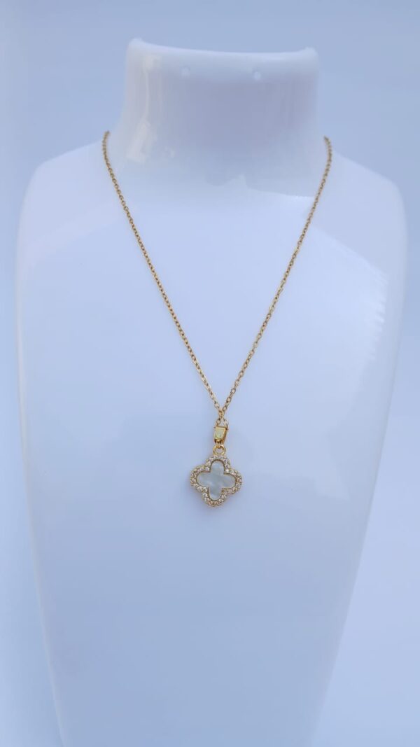 Flower Necklace Golden White