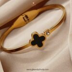 Clover handcuff