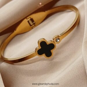 Clover handcuff